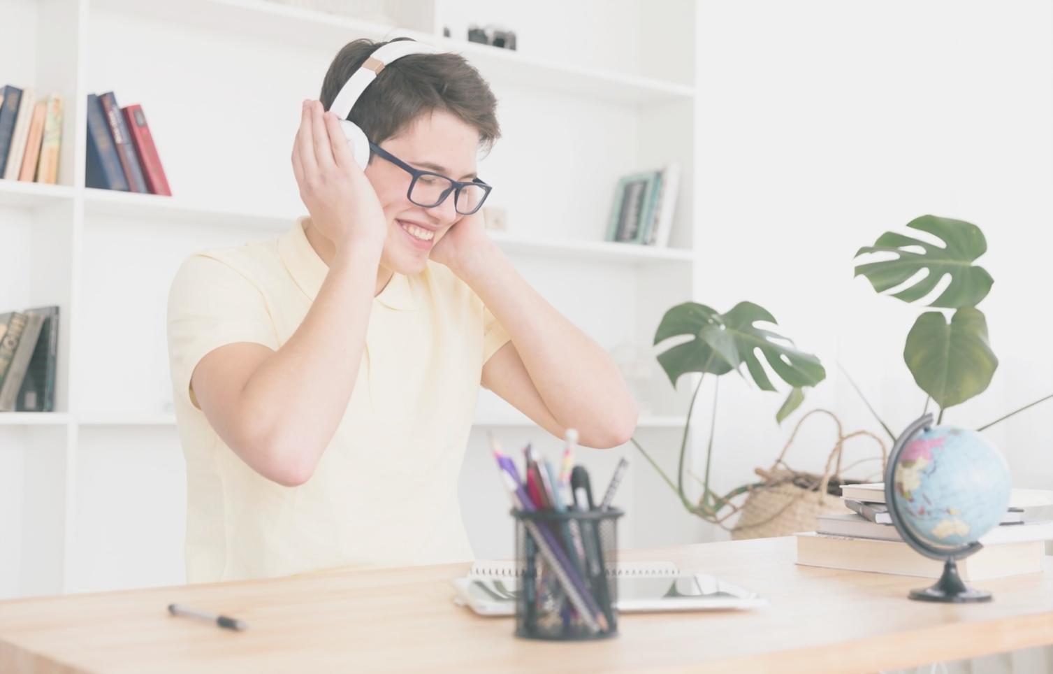 Persona organizando documentos financieros en escritorio