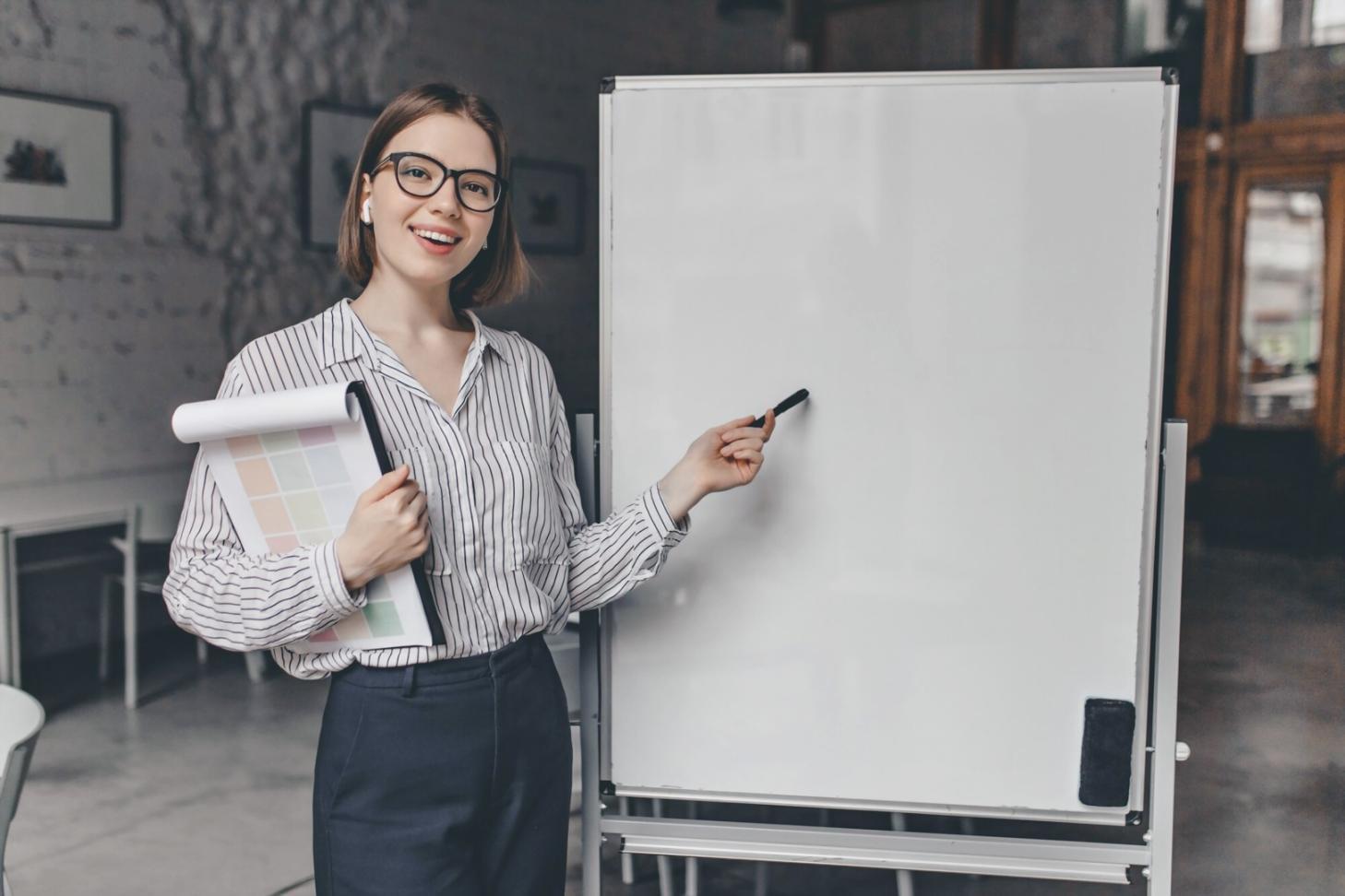 Espacio de trabajo con documentos financieros y planificación presupuestaria