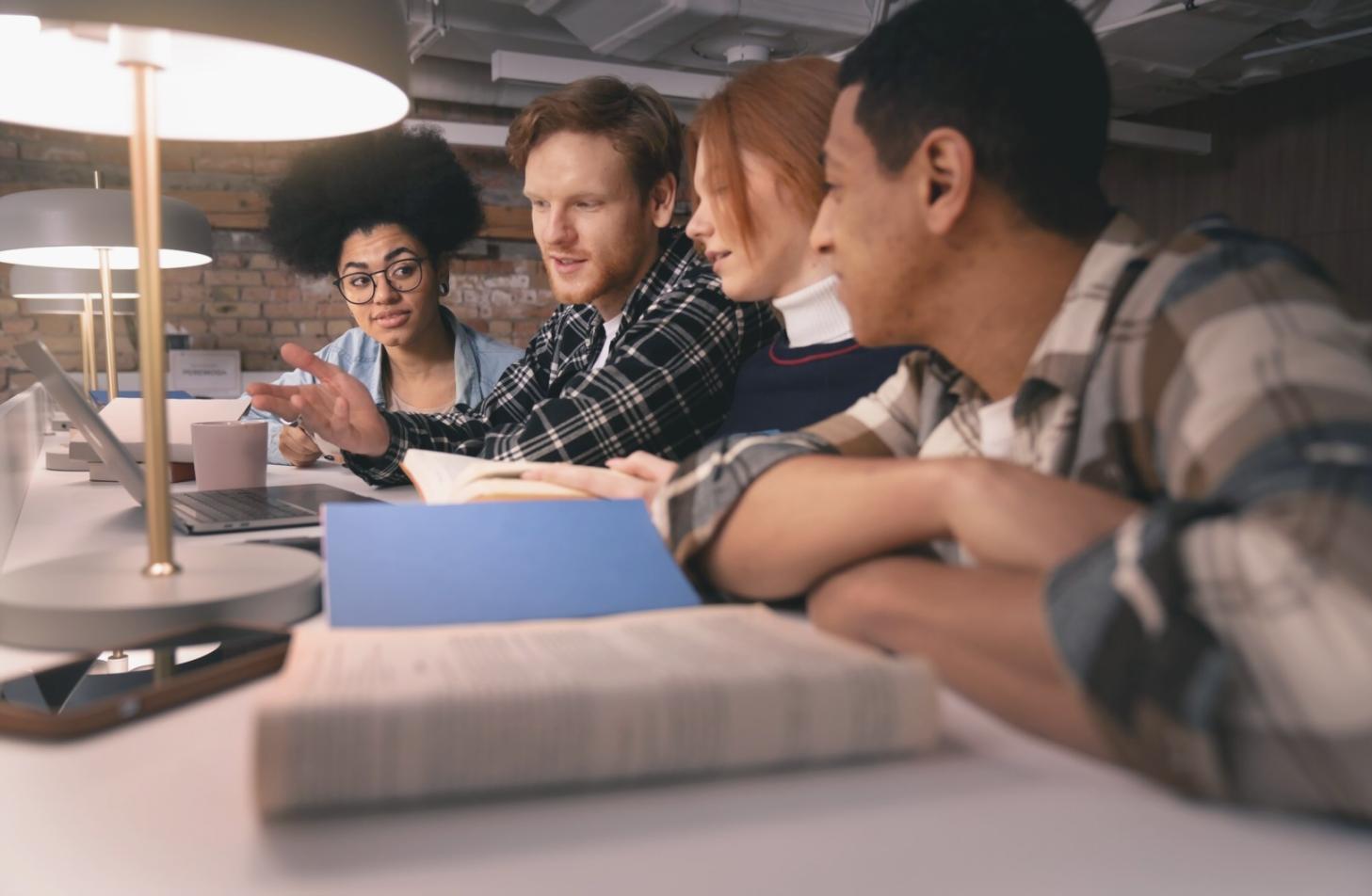 Equipo de educadores financieros trabajando en estrategias de presupuesto